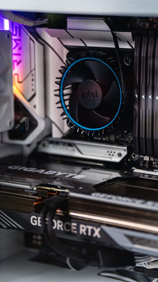 Intérieur d'un PC de bureau avec ventilateurs RGB, upgrade matériel