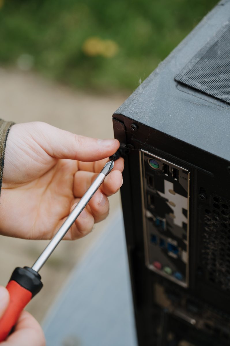 Technicien iSi06 intervenant sur une tour PC avec un tournevis à Nice