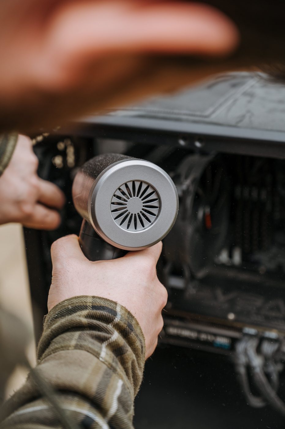 Dépoussiérage à l'air comprimé d'une tour PC professionnelle