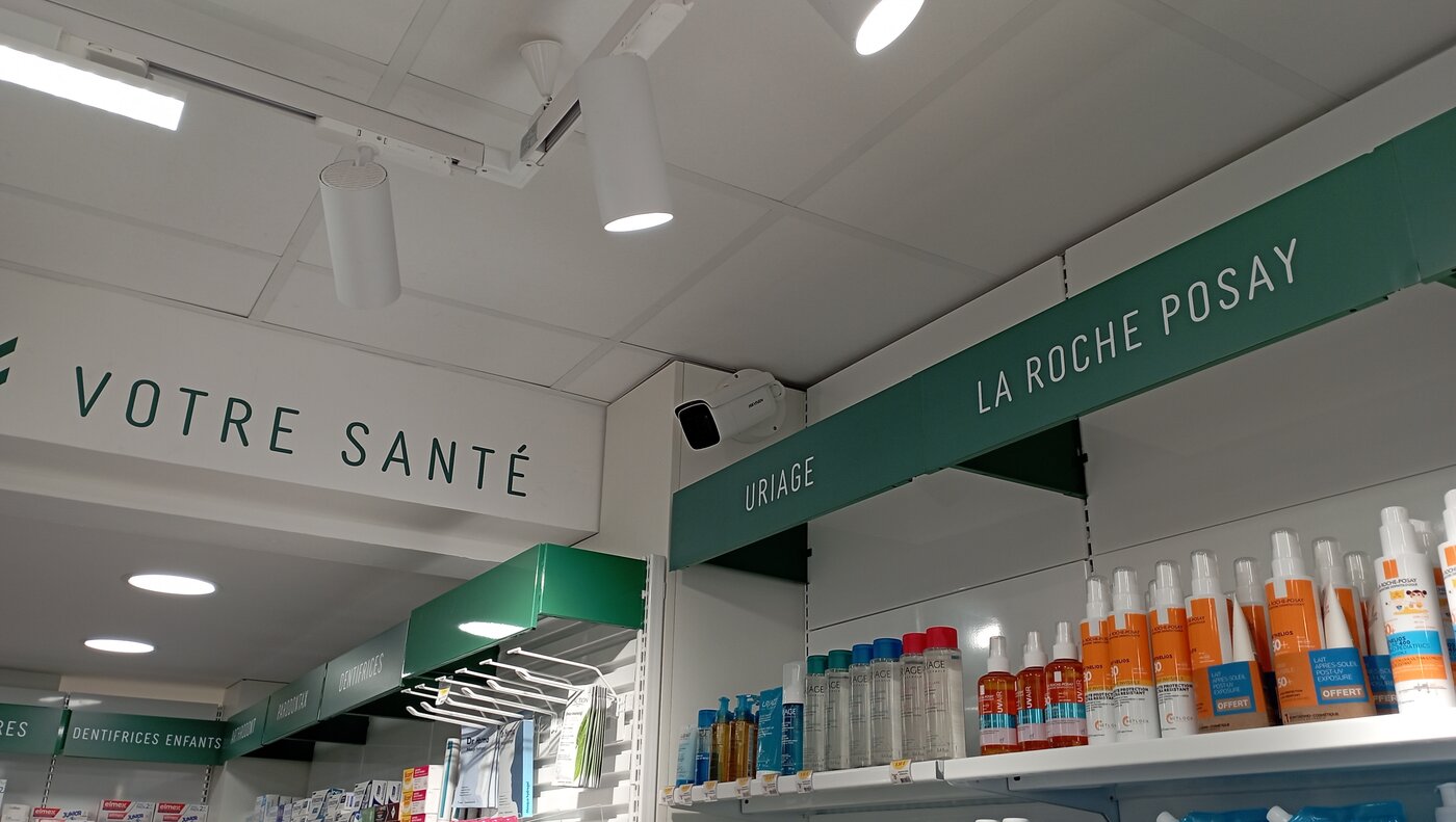 Caméra bullet Hikvision positionnée au-dessus du rayon La Roche Posay et Uriage