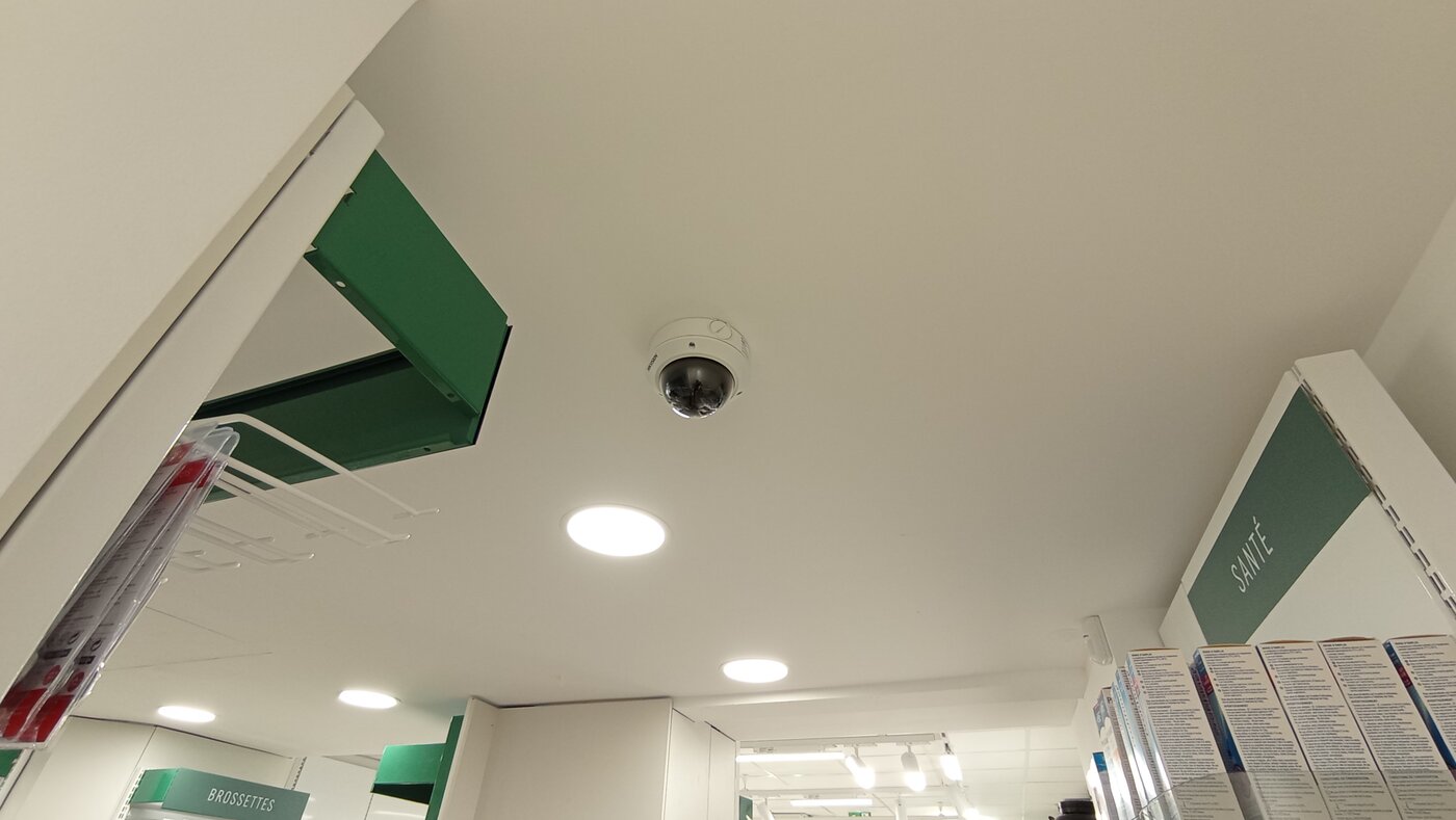 Caméra dôme Hikvision encastrée dans le faux plafond de la pharmacie