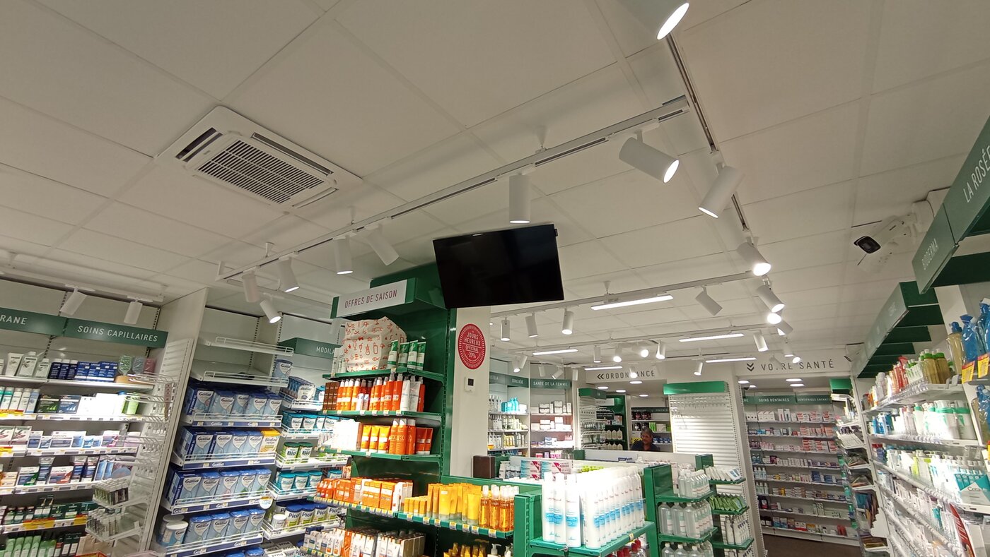 Intégration technique dans le faux plafond de la pharmacie : câblage réseau et vidéosurveillance
