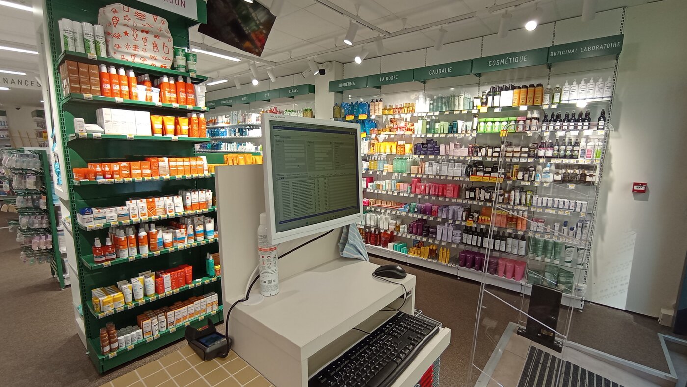 Poste informatique installé au comptoir de la pharmacie avec logiciel de facturation