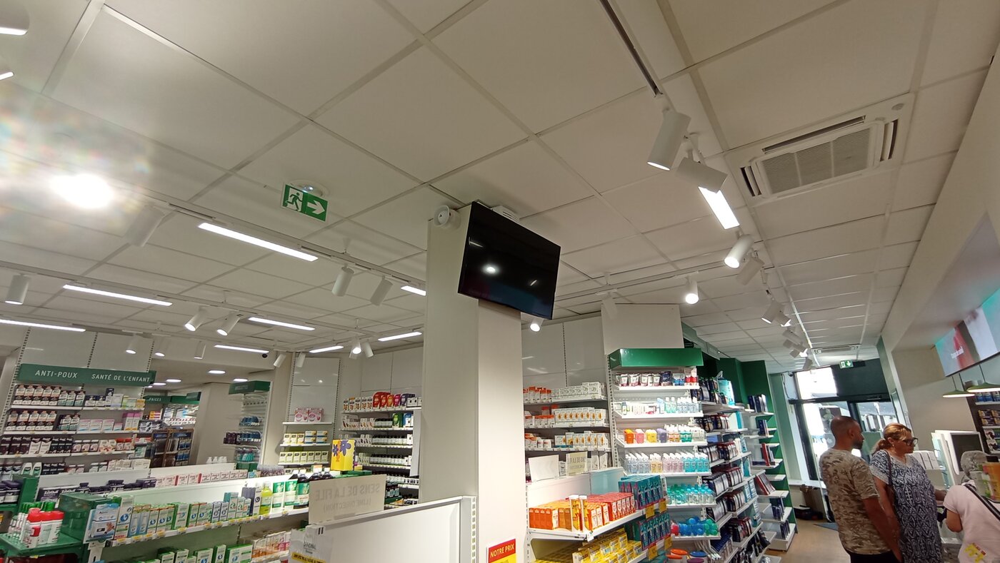Vue d'ensemble du plafond technique de la Pharmacie Beaumont à Nice