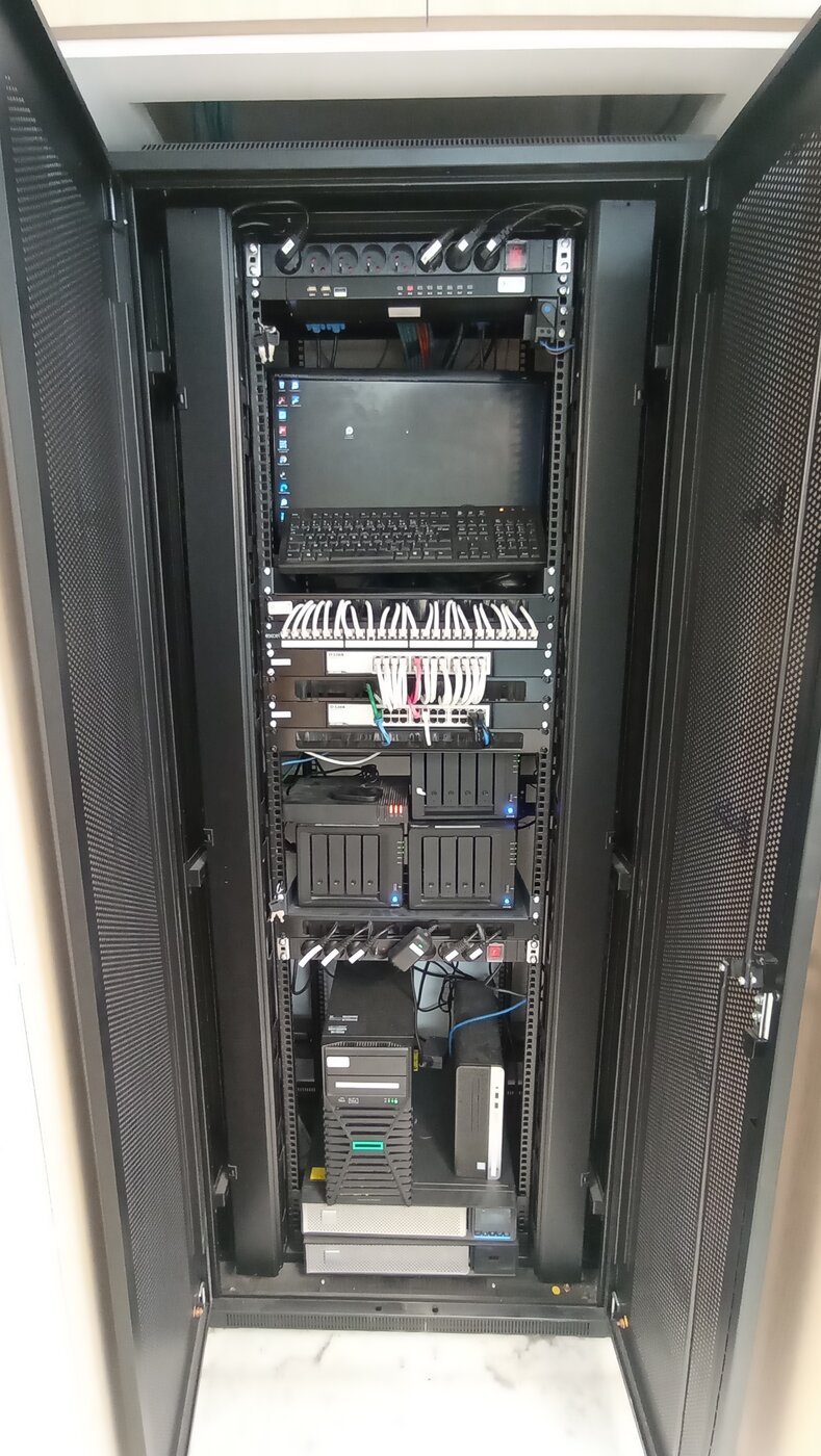 Baie informatique du cabinet d'ophtalmologie d'Antibes avec NAS de sauvegarde et serveurs