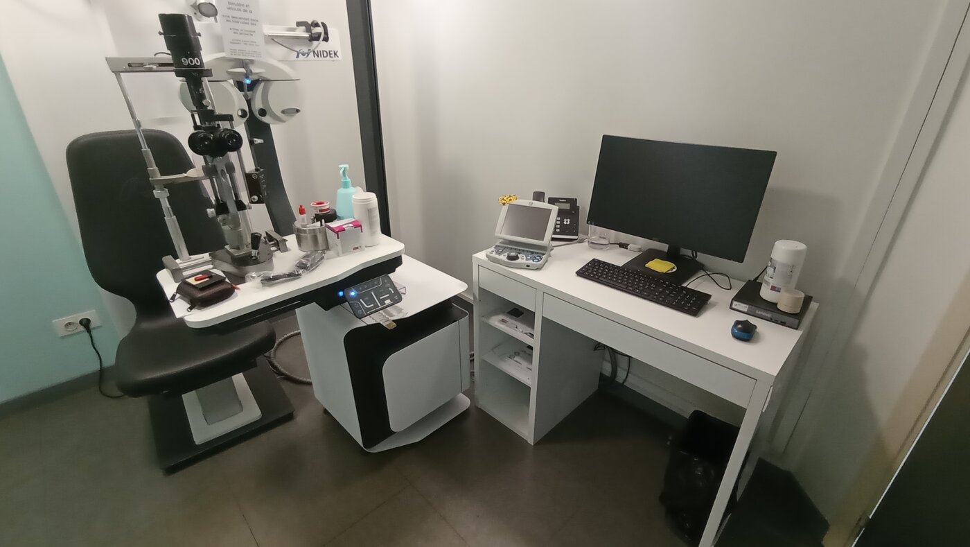 Box médecin du cabinet d'ophtalmologie d'Antibes avec lampe à fente et poste informatique connecté en RJ45