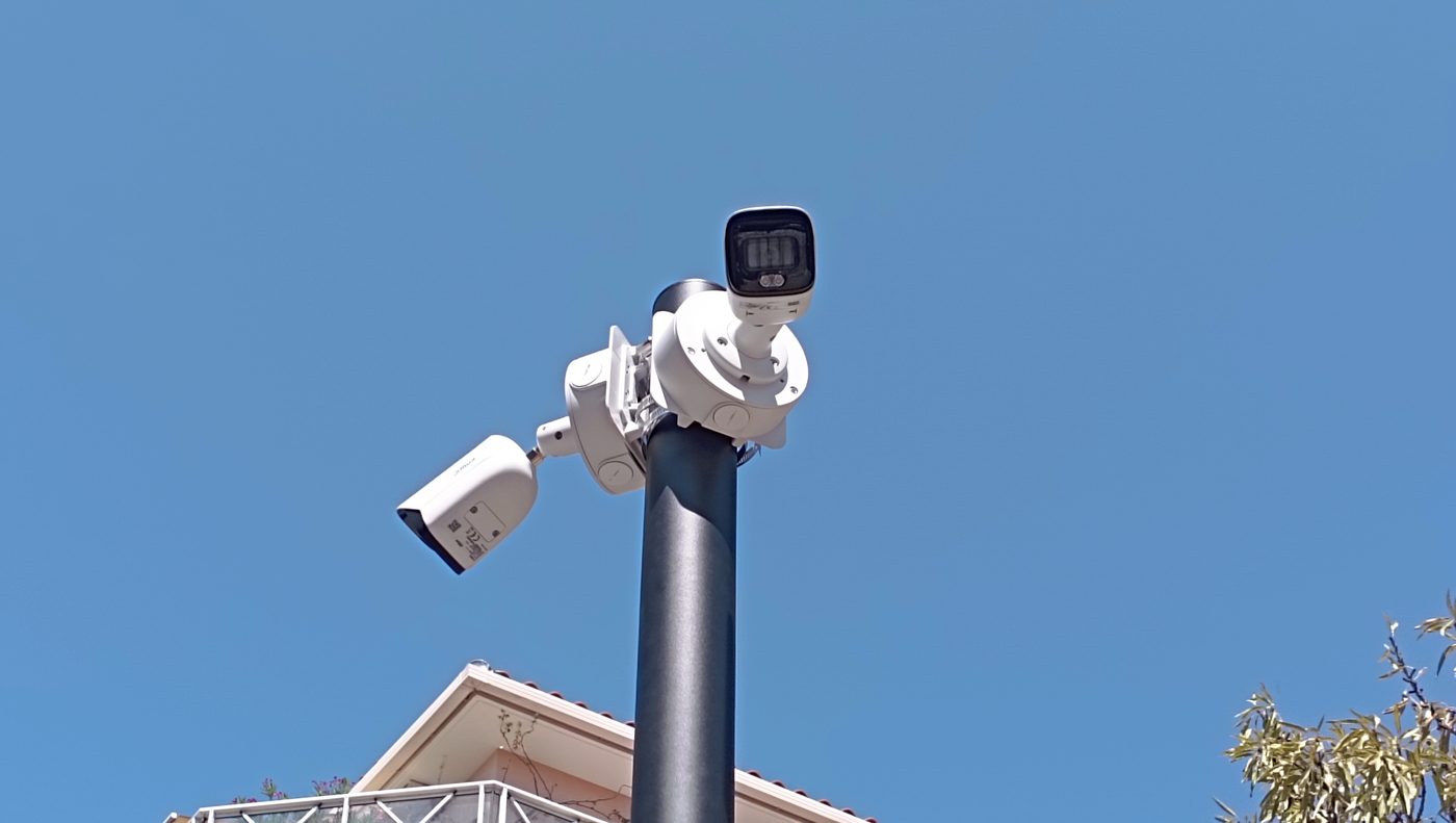 Détail des deux caméras installées en tête de mât à Vallauris