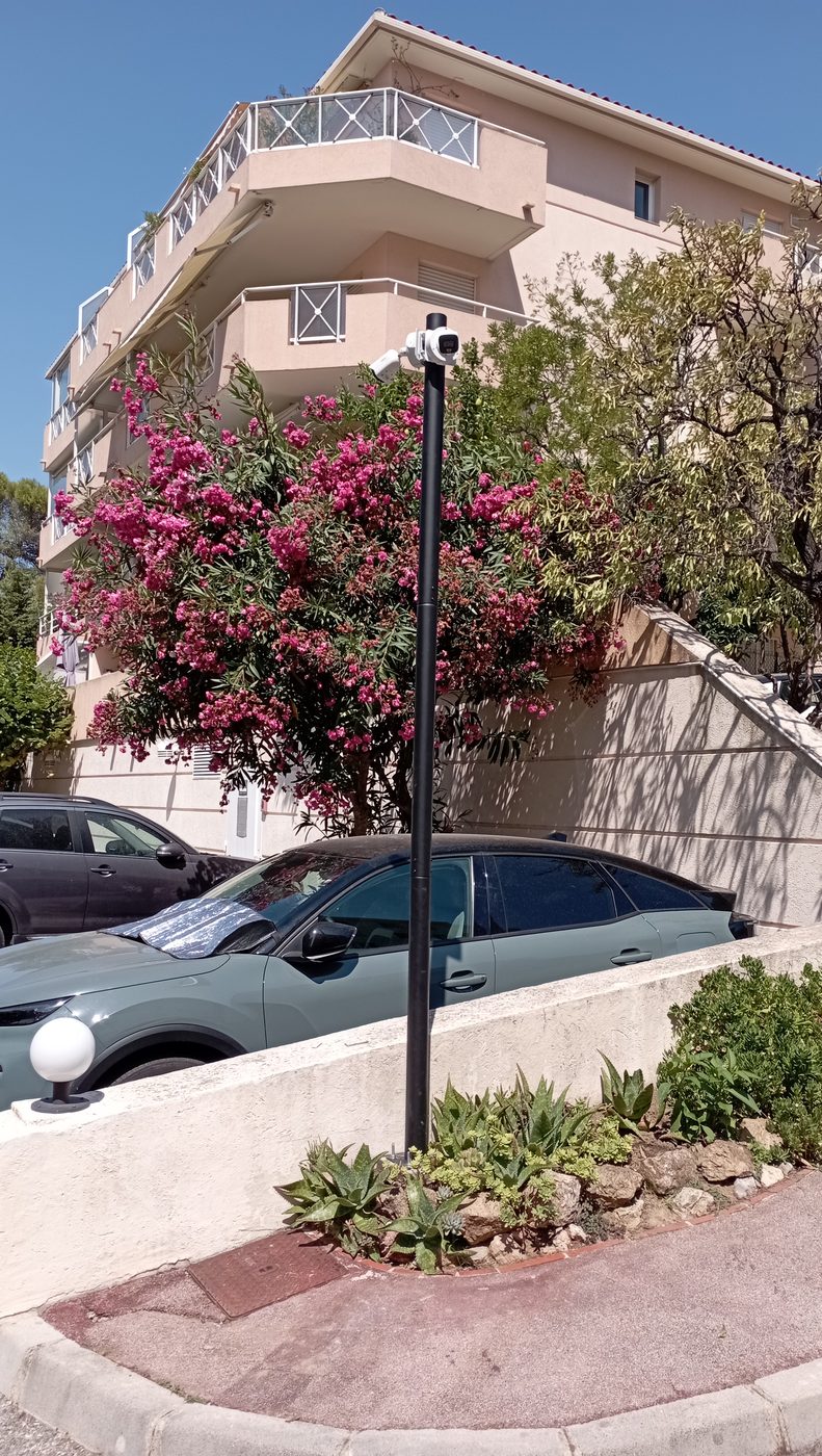 Mât de vidéosurveillance installé dans une résidence à Vallauris