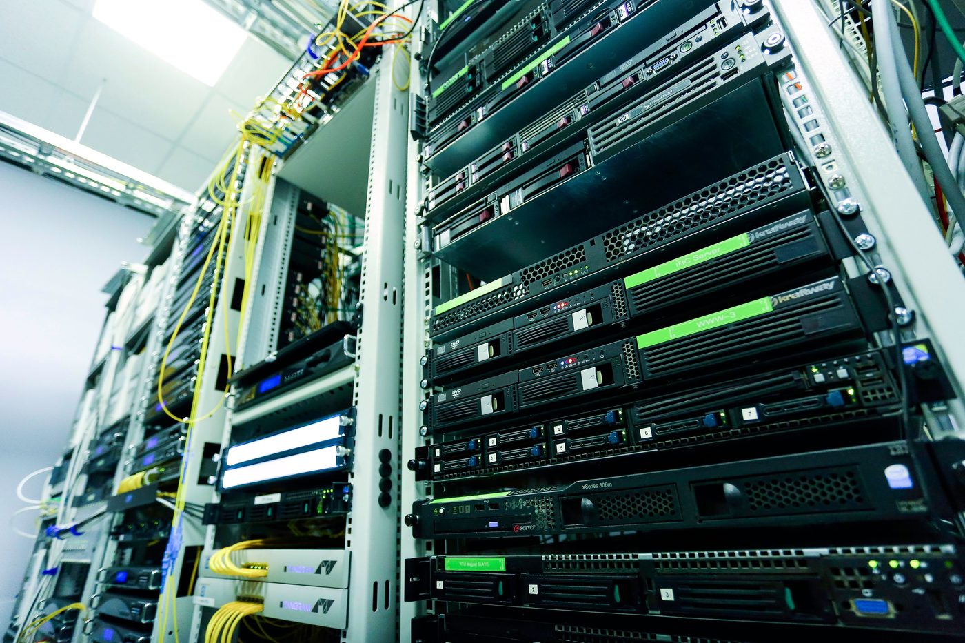 Baie informatique complète avec serveurs et brassage