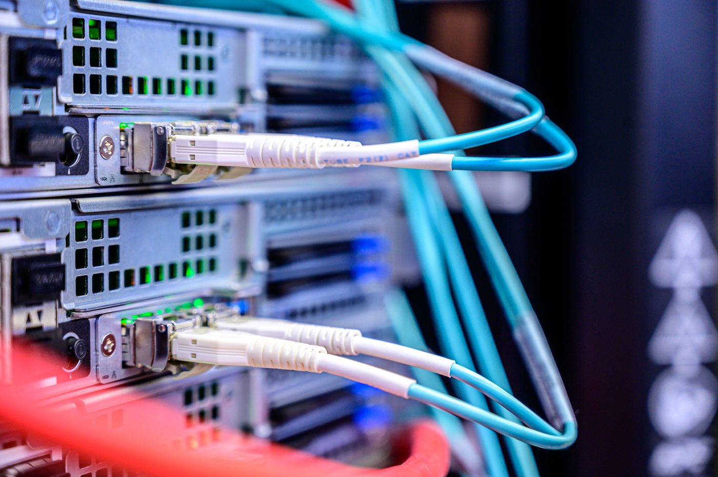 Câbles fibre optique connectés à des serveurs professionnels