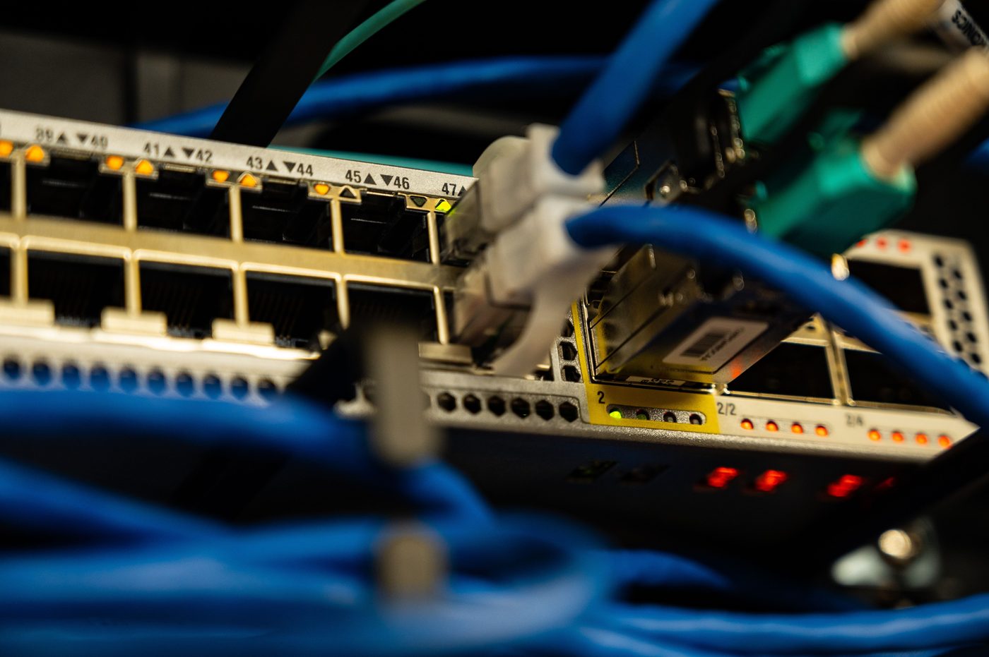 Switch réseau administrable avec fibre optique en salle serveur