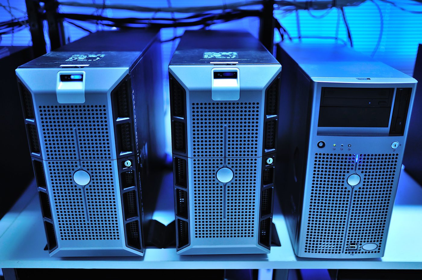 Serveurs Dell PowerEdge dans un local technique