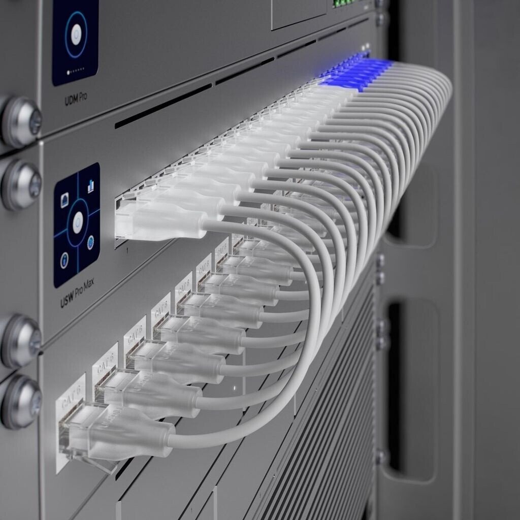 Baie Ubiquiti UniFi UDM Pro et USW Pro Max avec câblage catégorie 6