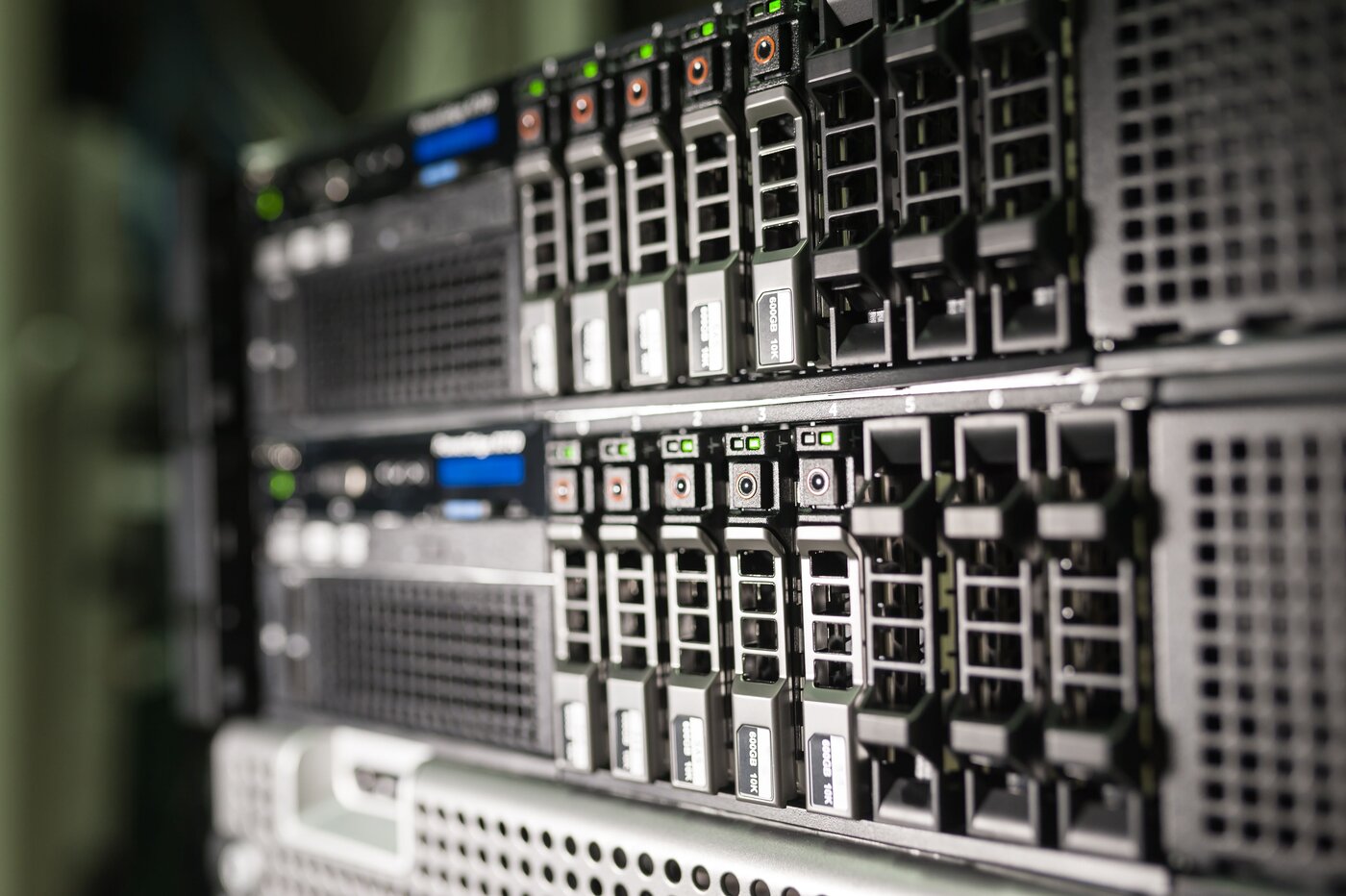 Baie de disques d'un serveur professionnel utilisé pour le stockage et la sauvegarde