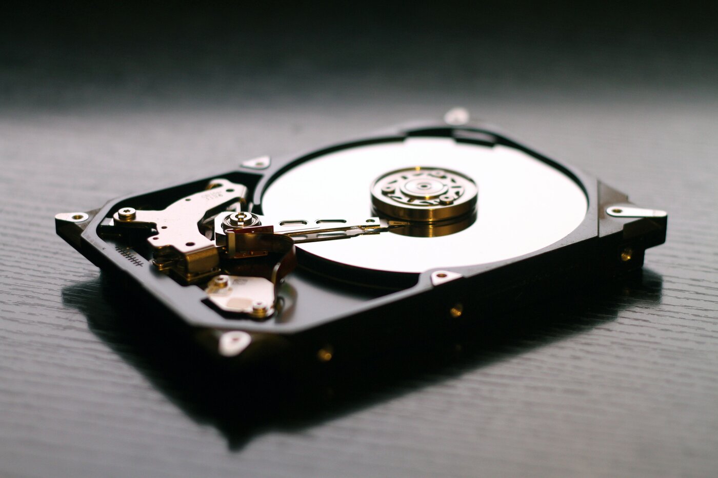 Plateau d'un disque dur ouvert, illustrant la fragilité du stockage local