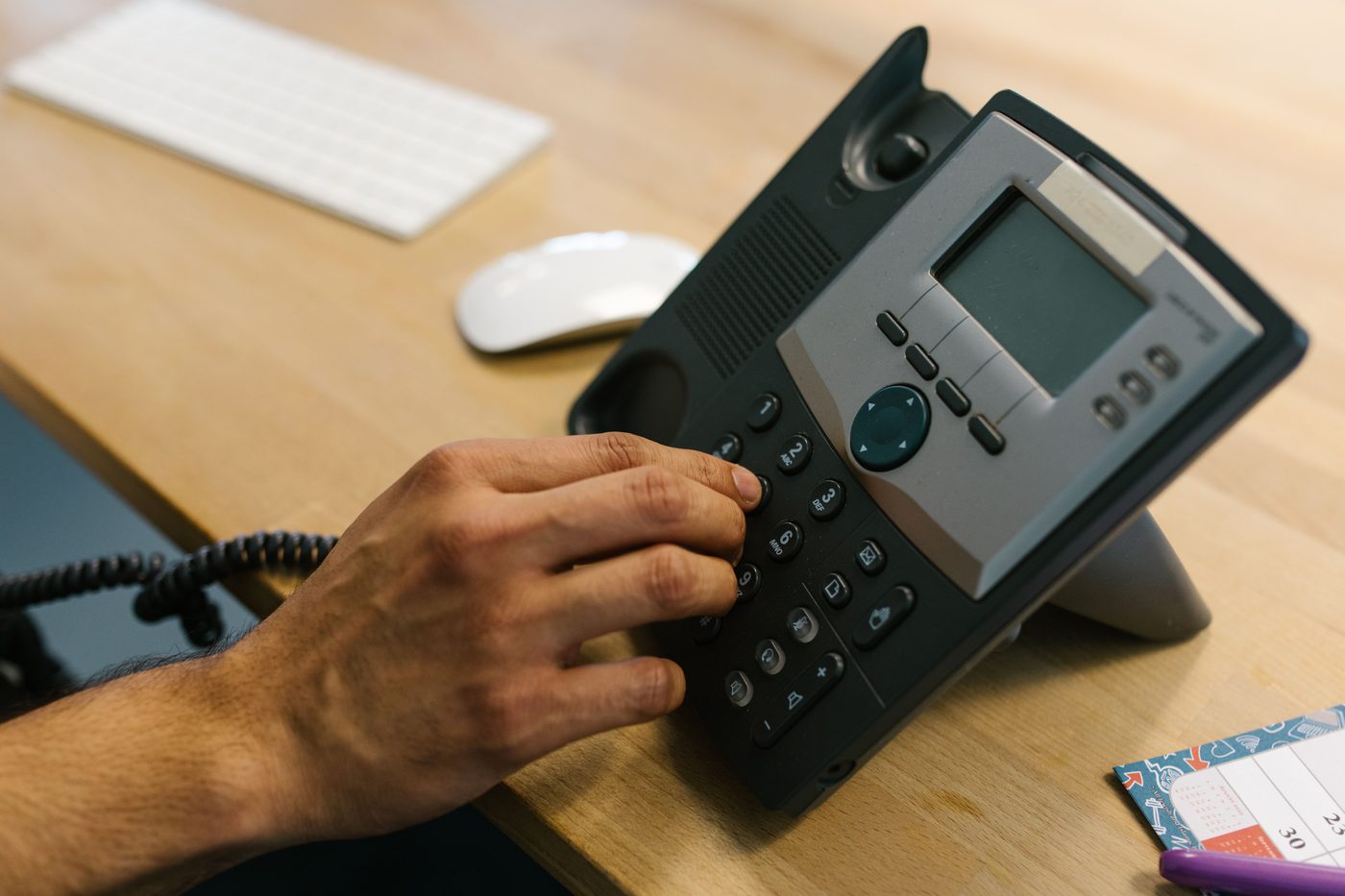 Poste IP Yealink sur un bureau d'entreprise