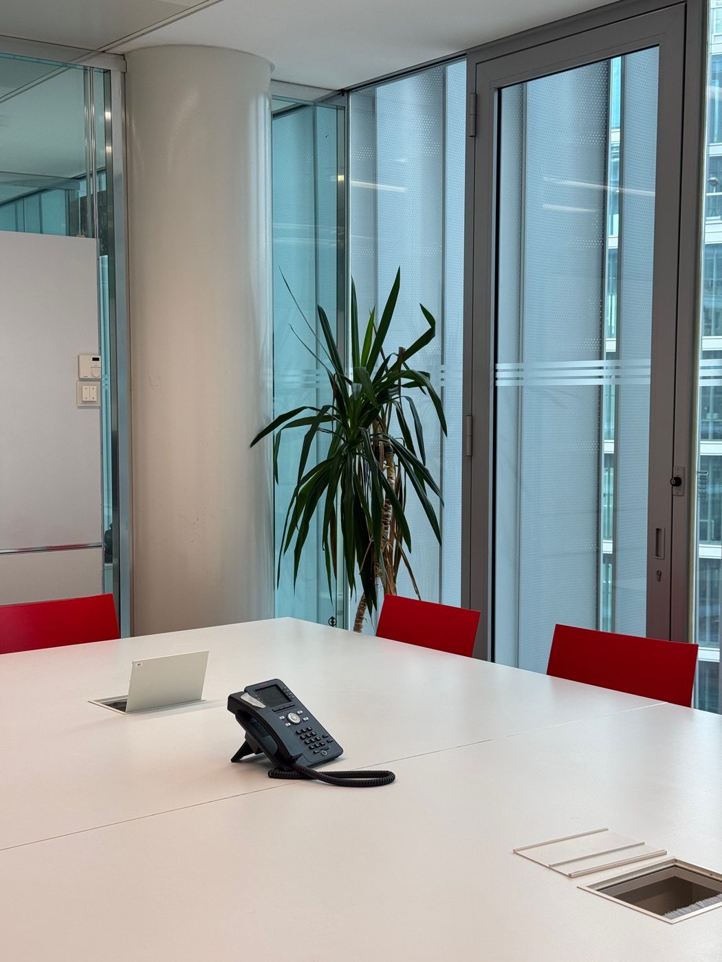 Poste de téléphonie IP dans une salle de réunion