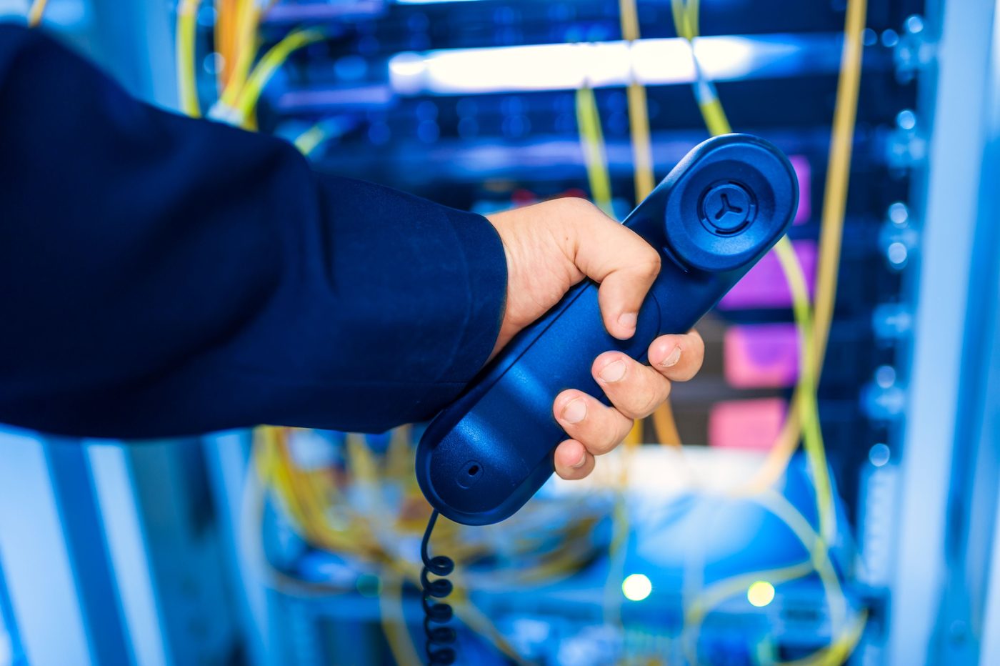 Technicien configurant un standard téléphonique