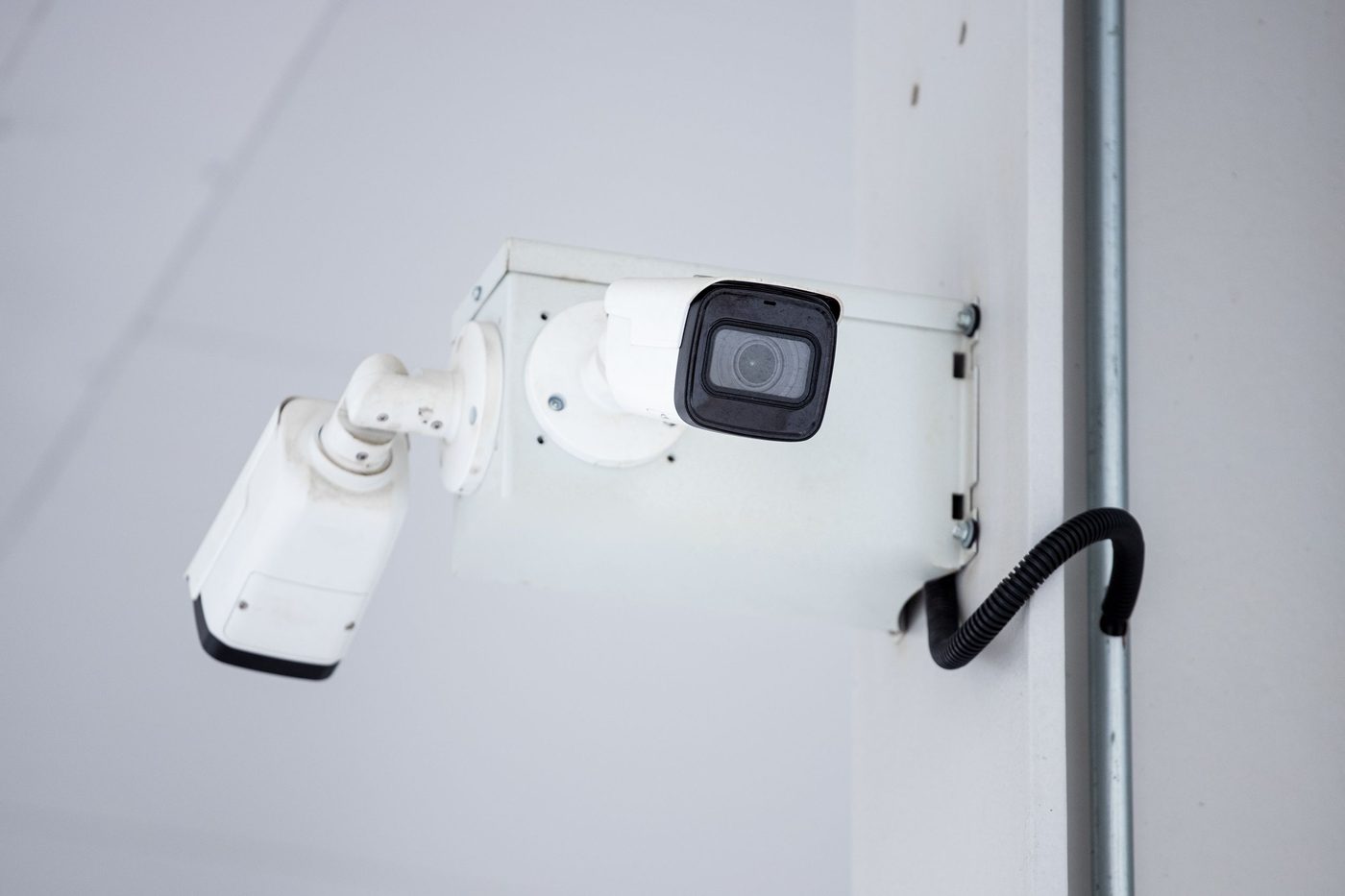 Double caméra IP installée en angle de bâtiment